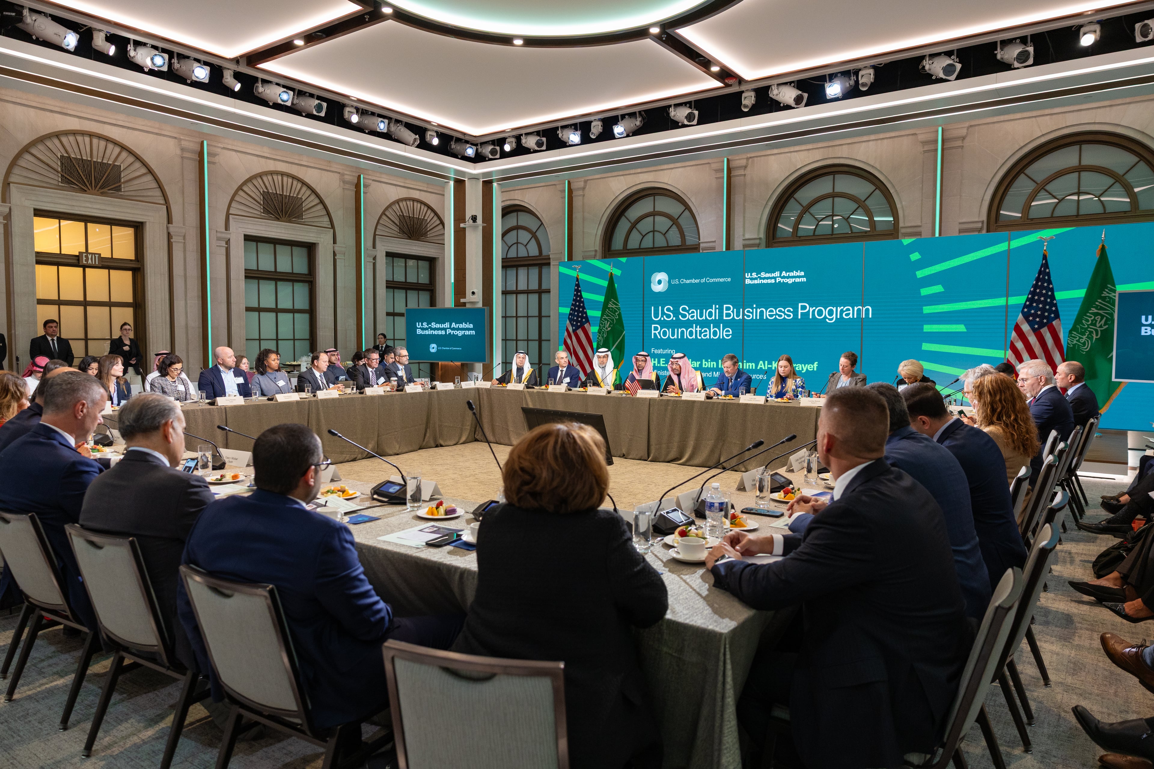 وزير الصناعة والثروة المعدنية يترأس اجتماع الطاولة المستديرة مع كبرى الشركات الأمريكية بواشنطن