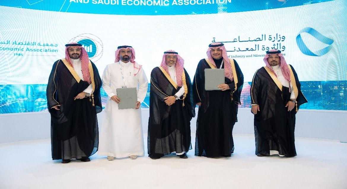 وزارة الصناعة والثروة المعدنية توقع مذكرتَي تفاهم لتمكين المرأة وتطوير الكفاءات الوطنية على هامش القمة العالمية للصناعة بالرياض